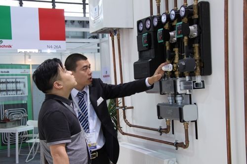 Auf der Messe Produkte vorstellen